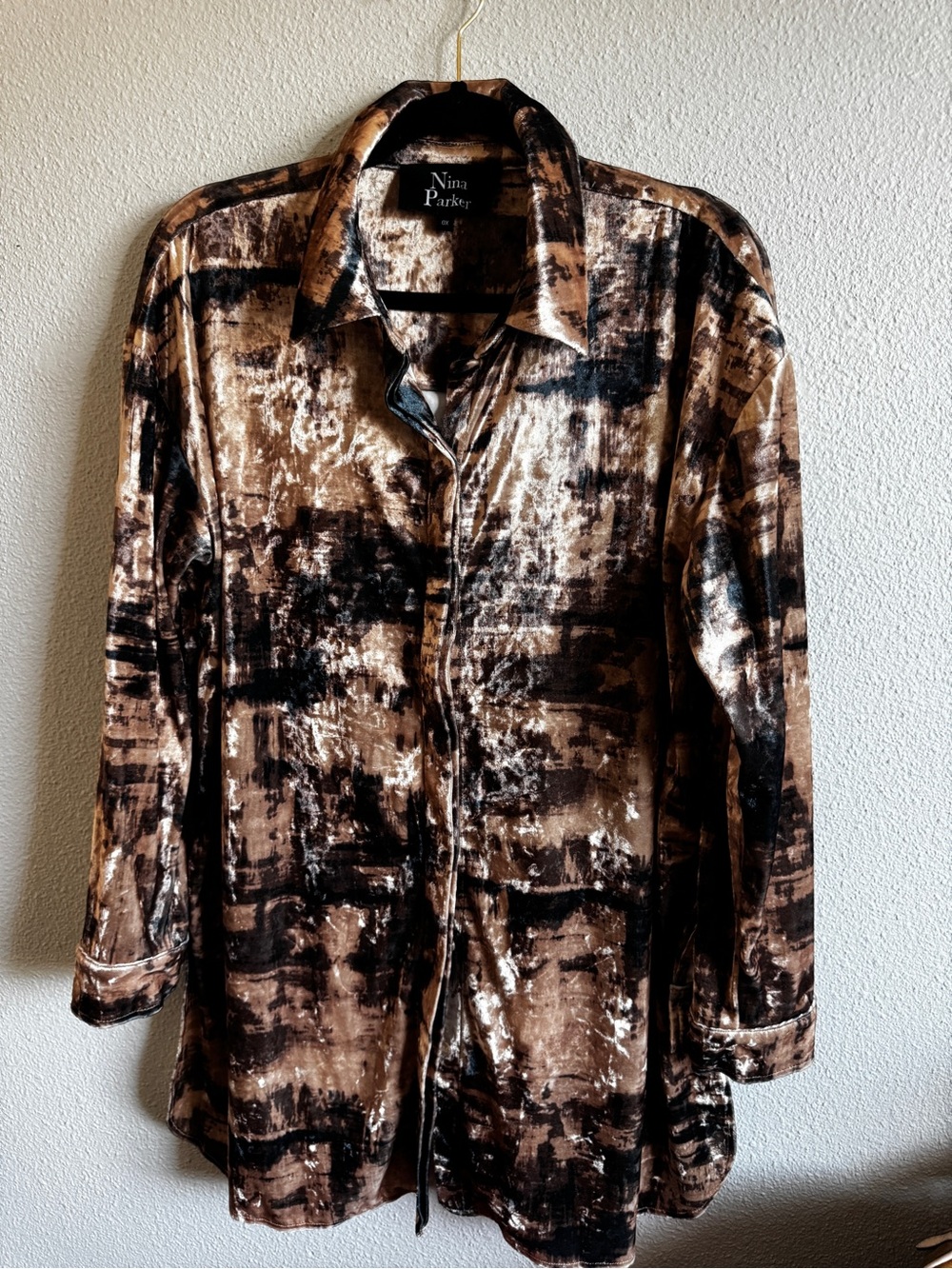 Nina Parker Brown & Black Velvet-Feel Button Front Blouse